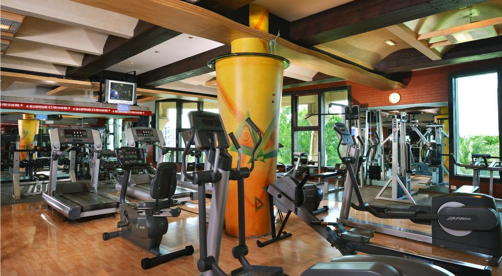 The Corinthians Resort And Club Pune Exterior foto The gym at the hotel